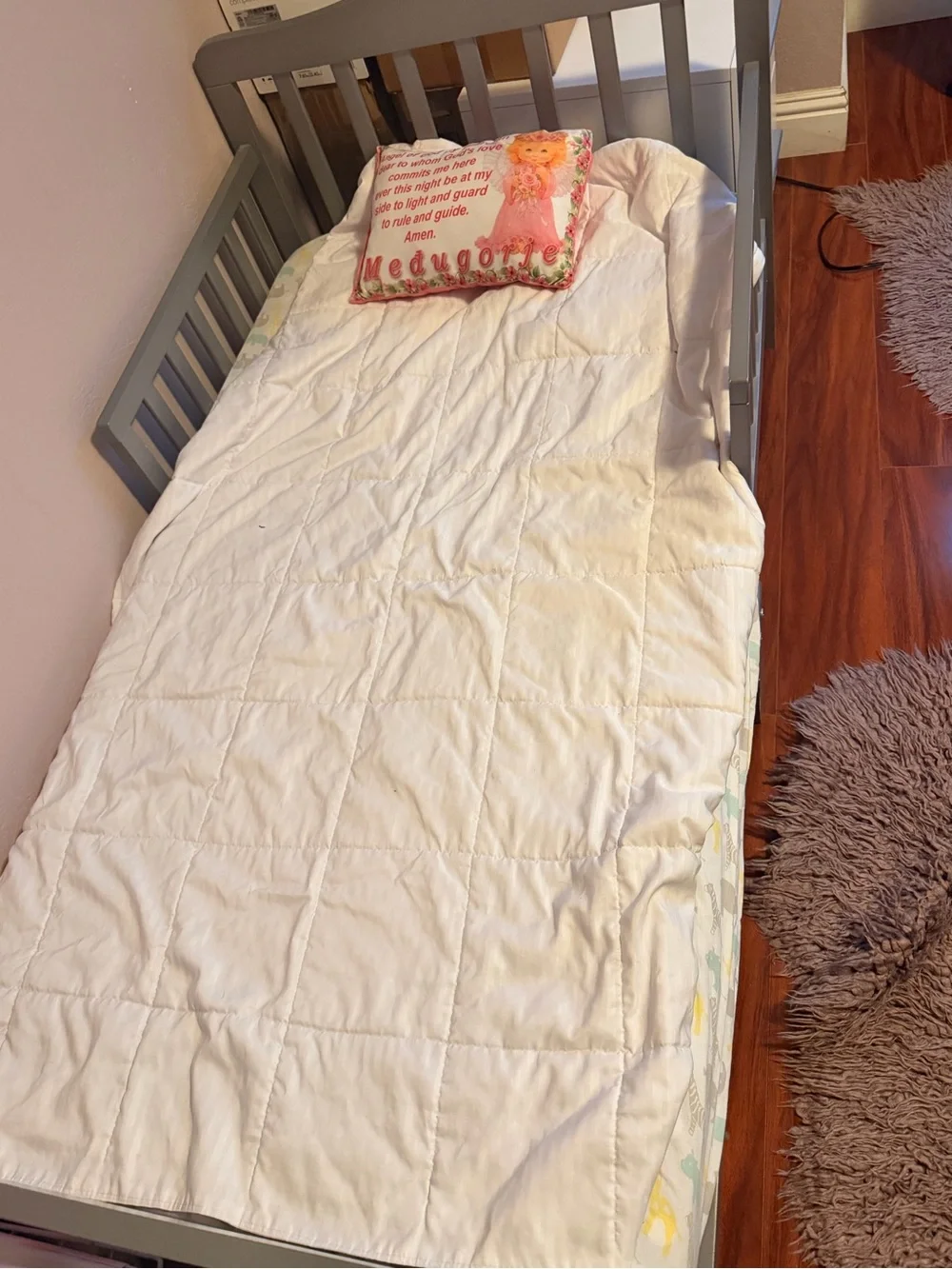 Toddler bed + comforter + mattress